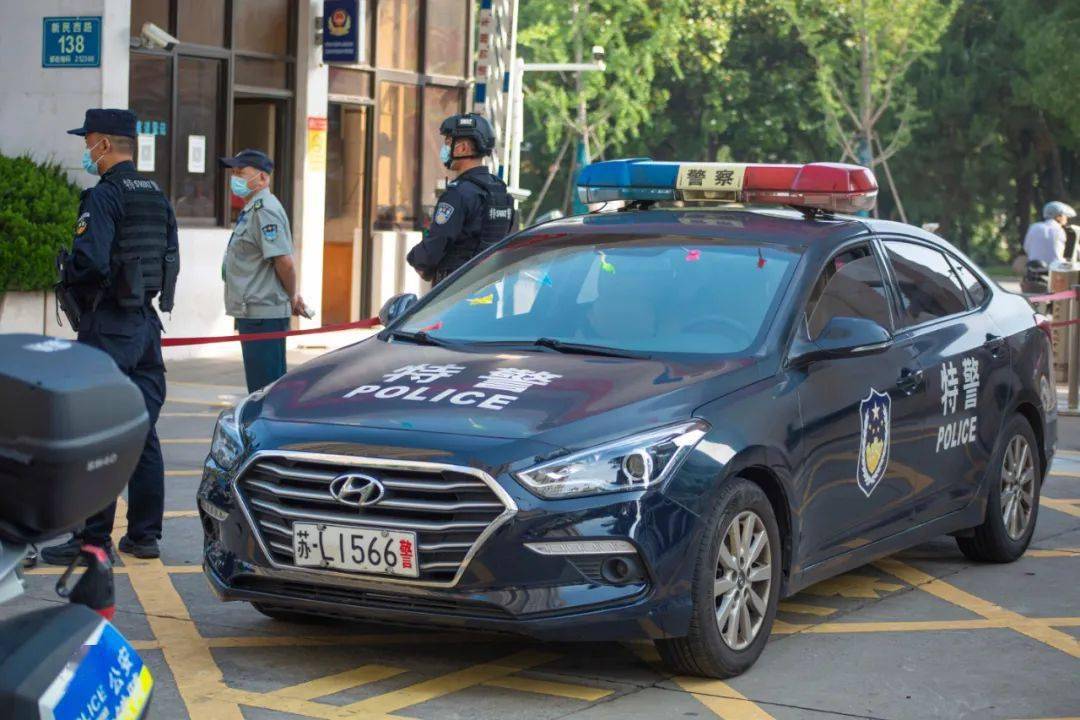 特警车辆保证考生和送考大巴优先通行交警们疏导交通共同保障考生们的