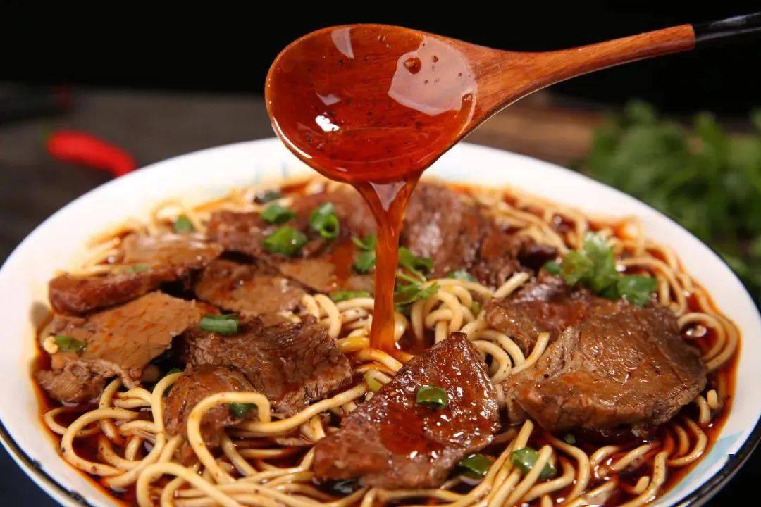 一辣,二麻,三鲜的襄阳牛肉面,色,香,味俱全~喜欢吃面的股东,千万不要