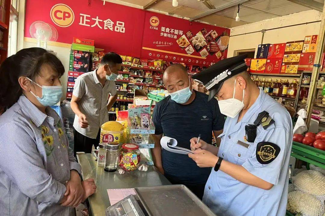 对校园周边食品经营单位进行检查，检查食品供货方资质，进销货台账及产