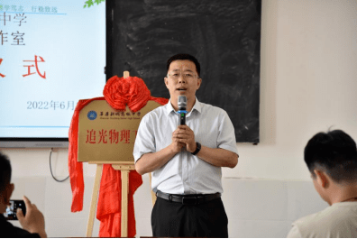 接着,杨东荣和学校业务负责人指出工作室的未来应该