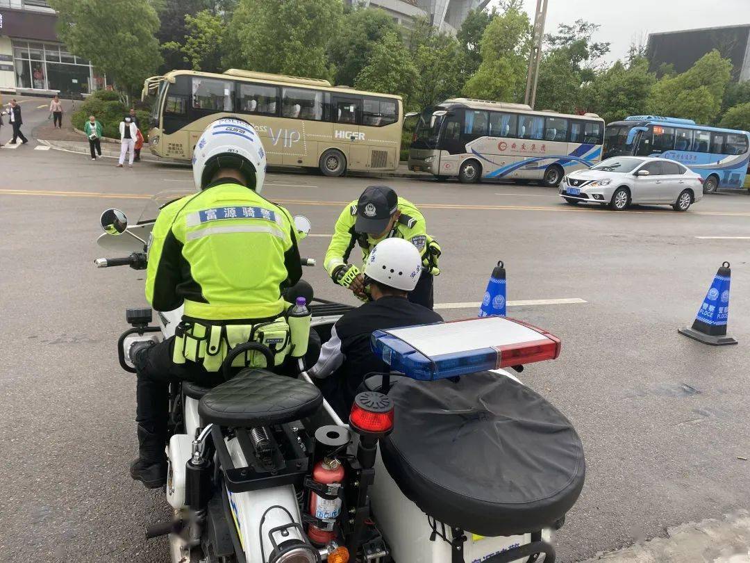 富源六中考點,騎警中隊快速調派警用三輪車將該考生安全送至六中考點