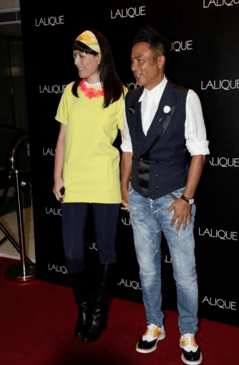 任达华老婆54岁还爱扮嫩,穿黄t恤配齐刘海,用力过猛反而显老态_琦琦