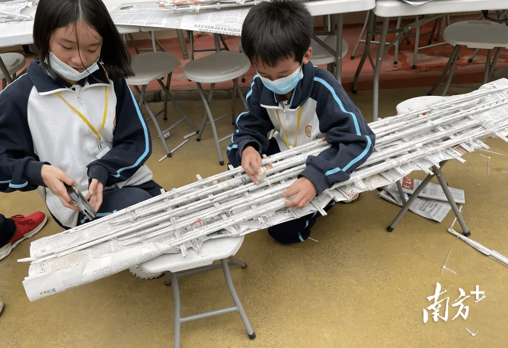 城北中學學生參加省賽,用報紙搭建承重橋.