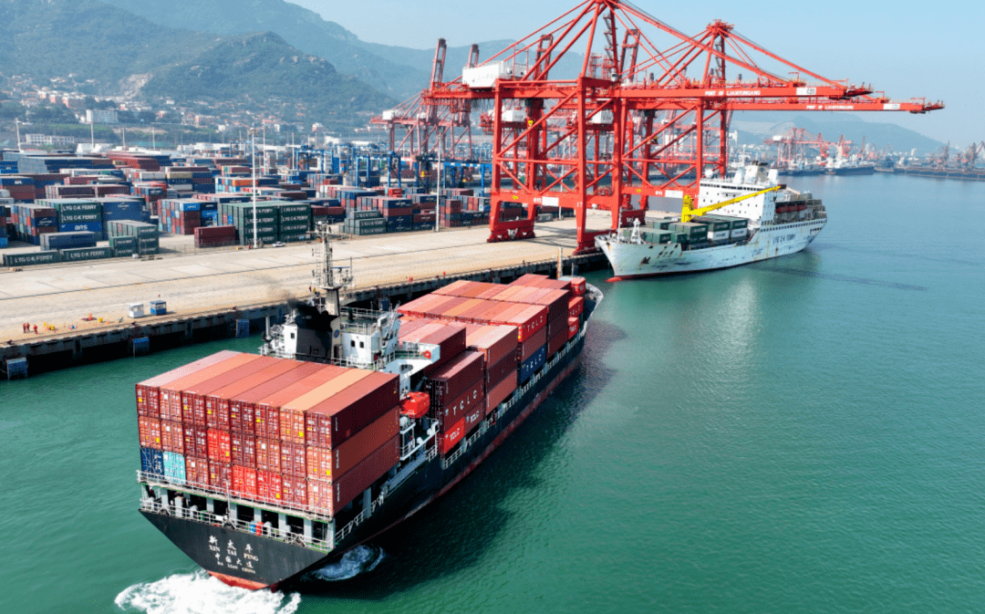 连云港港还不断推动海上航线向一带一路沿线国家和地区港口覆盖,至