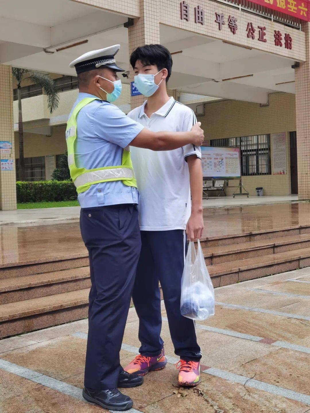 高考第二天雨你同行江门继续上演暖心续集