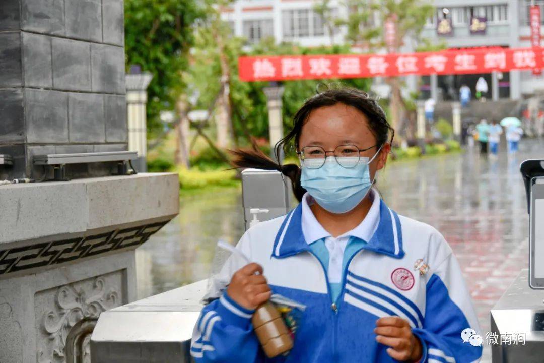 考生姐姐李文娟比高考考生更為緊張的人總聚集著一群每年的高考考場外