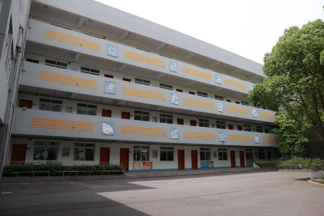 坚决筑牢学校疫情防线镇领导实地督查外冈中学返校复学准备情况