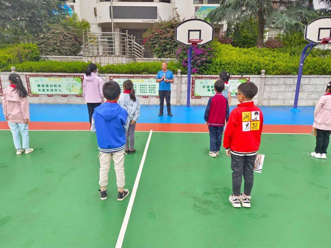 地震应急演练澄江市华光小学组织全校师生进行地震应急演练