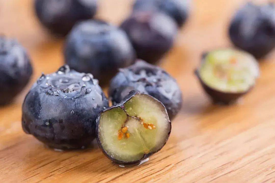 蓝莓含有较多的花青素蓝莓提取的护眼素很多护眼保健品里就含有蓝莓