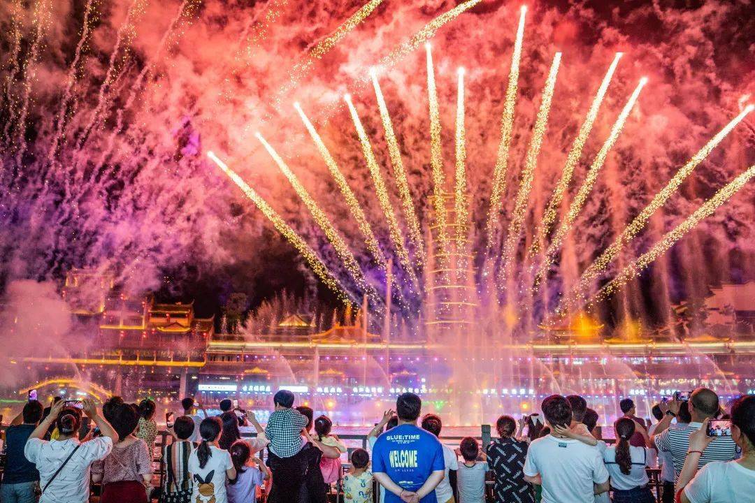 声光融合秀不用门票不用预约水舞秀水面烟花这个周六回归啦频繁上电视