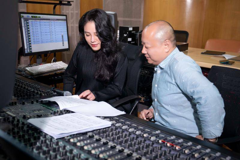 左章与杨震星海音乐厅副主任,专辑制作人,著名录音师杨震表示,"作为