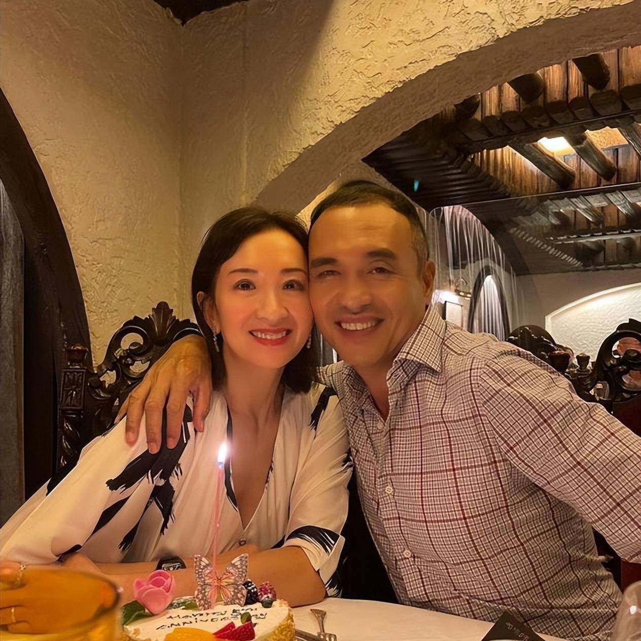 状态冻龄气质佳,与富商丈夫坚持丁克不生小孩_梁佩瑚_朱洁仪_演艺圈