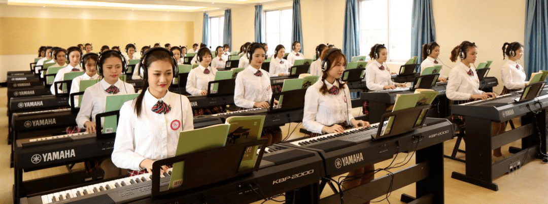 学前教育专业的同学在上钢琴课学前教育专业的同学在上外语课学前教育