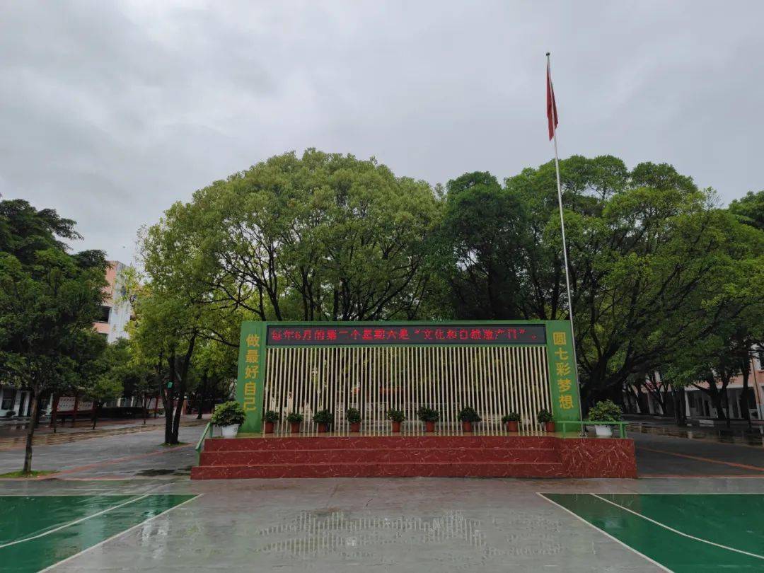 6月9日,信丰县文化馆开展"非遗走进信丰七中"宣传展示活动,让广大师生