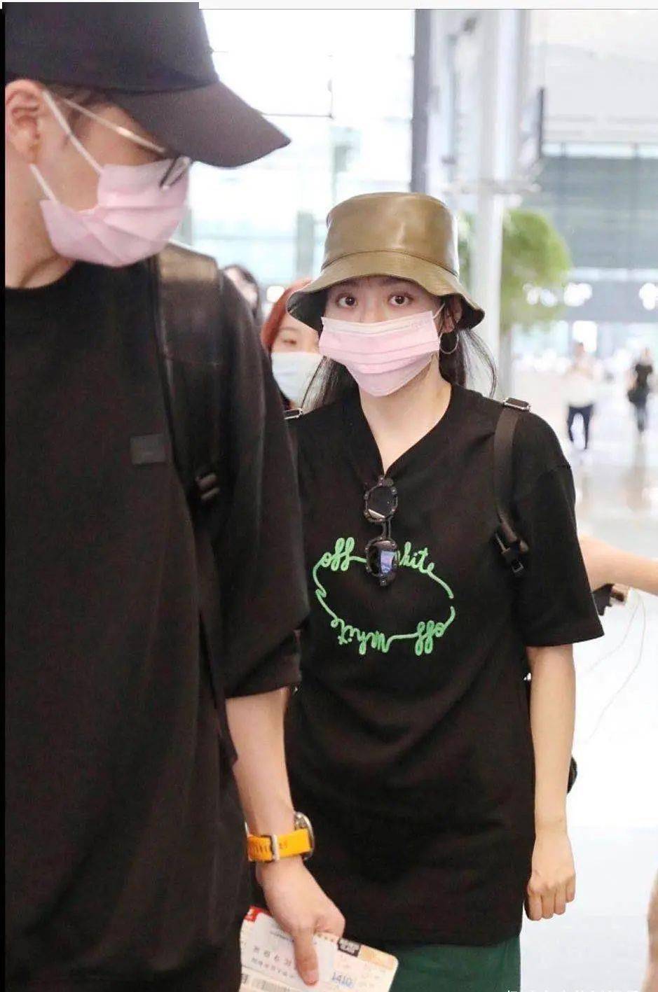 张靓颖牵手男友现身,两眼对视好甜啊,居家打扮扎马尾像小女生!