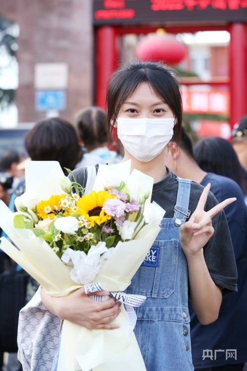 山东:高考谢幕 未来可期_唐磊_考生_鲜花