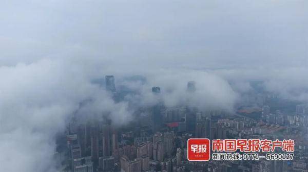 南宁市区雨后云雾缭绕，美如仙境