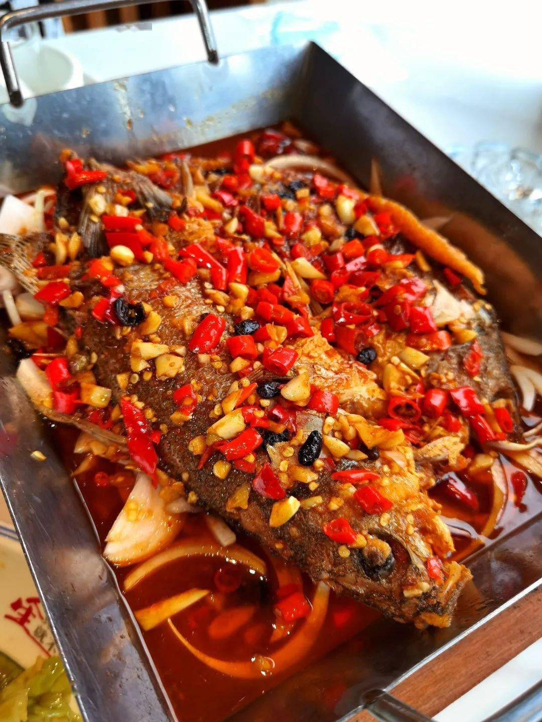 优选鲜活的鲈鱼来制作这道菜,杀鱼,清洗,碳烤,浇料……表层酥脆的鲈鱼