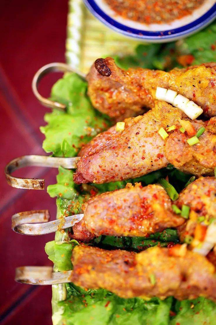 馕坑烤肉,过油拌面!配上两瓶大乌苏透着心儿的舒坦!