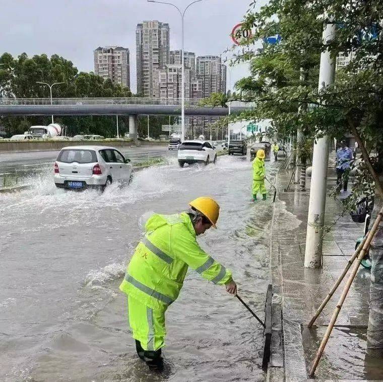 强降雨突袭！我市多部门全力以赴保道路畅通和市民出行安全_积水_路口_排水