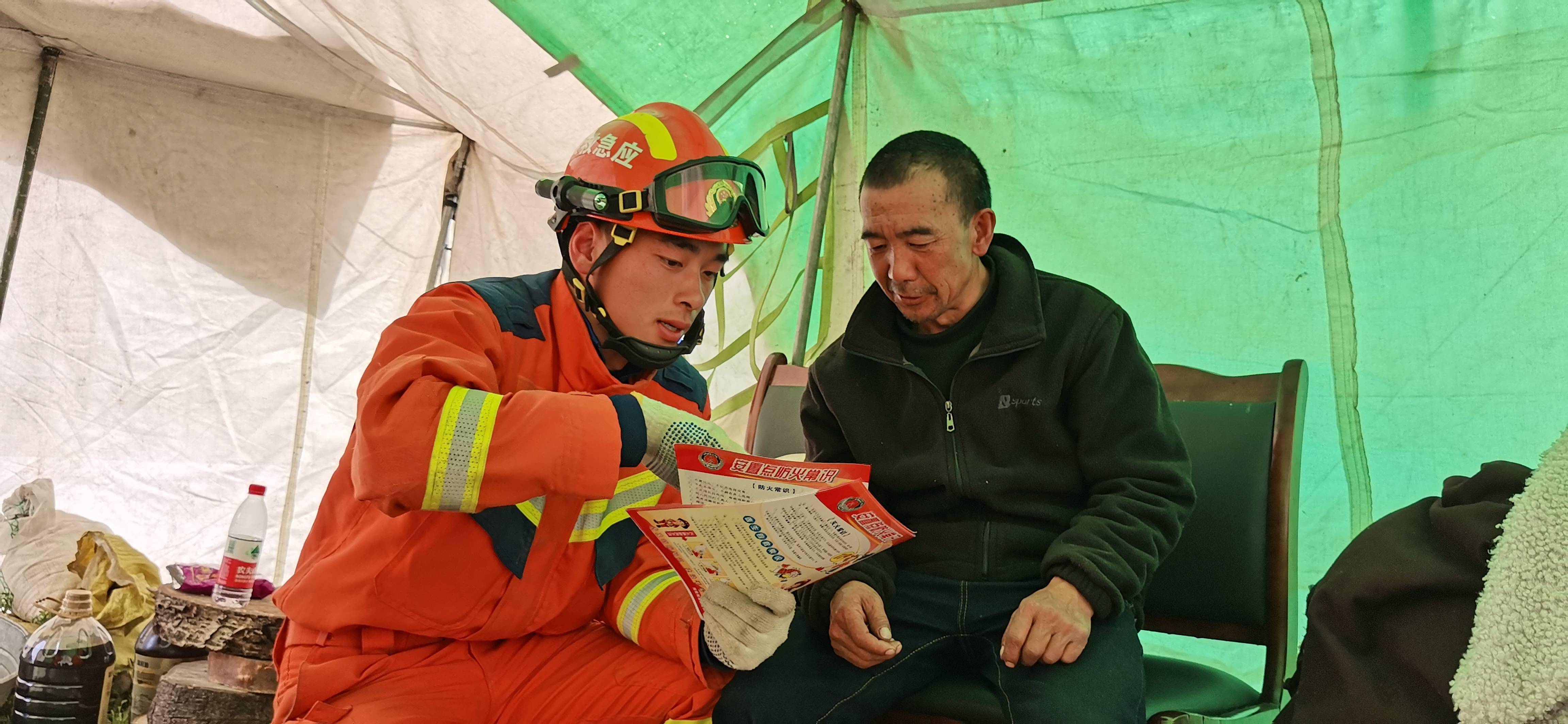 6月12日,阿壩州消防救援支隊地震救援前方突擊隊在草登鄉科拉機村發放