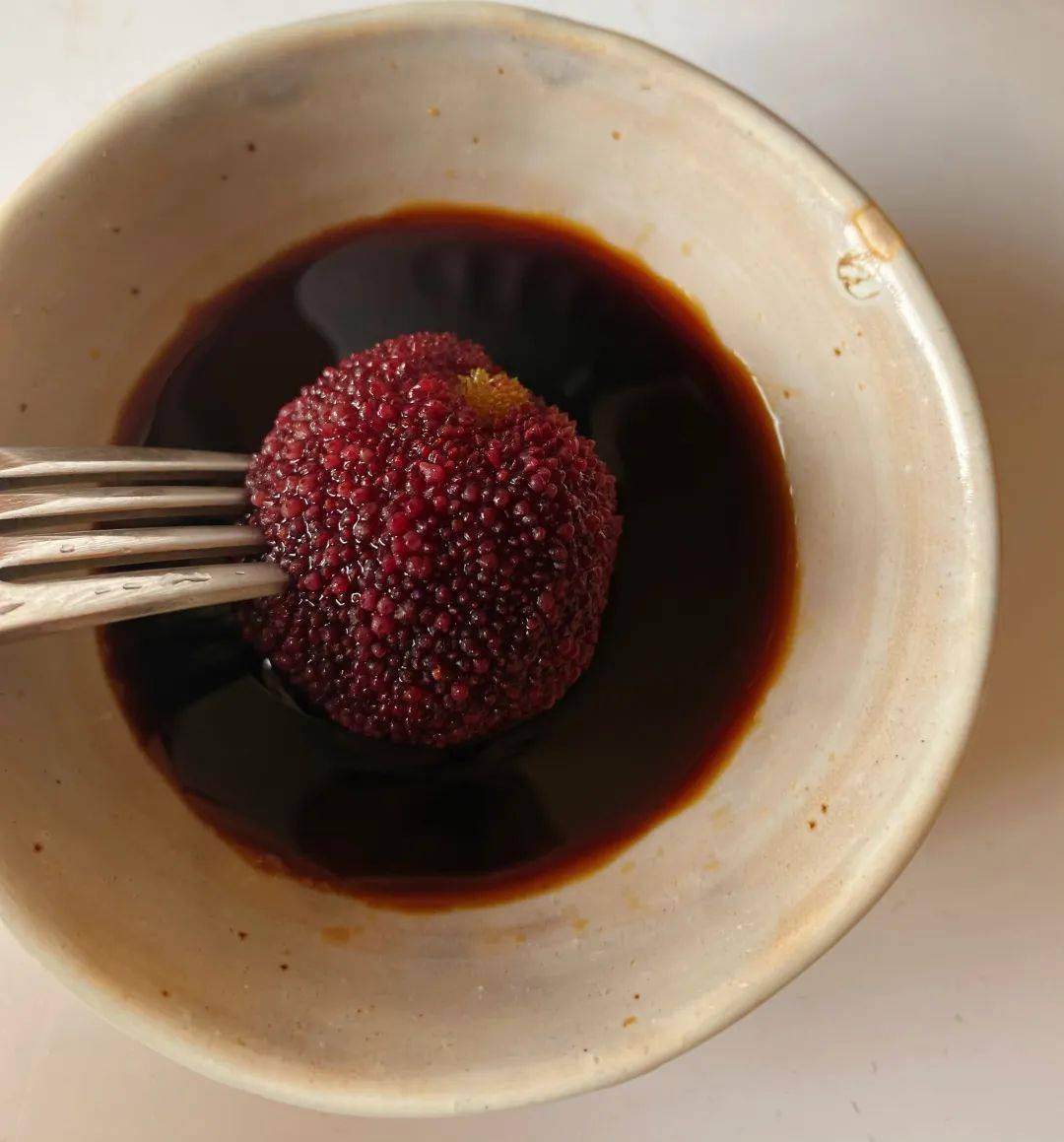 不会还有人不知道杨梅蘸酱油这种超级无敌的吃法吧!