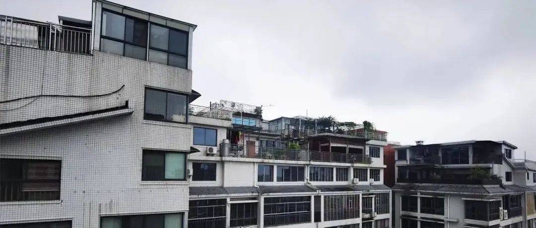 曝光桂林这小区!顶楼各种违建,开发商被约谈!_加盖_业主_房屋