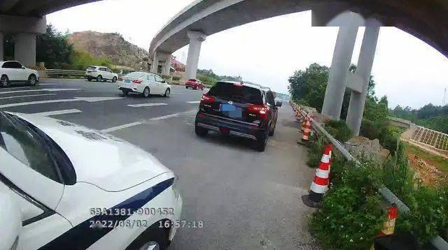 車輛來來往往,一名男子竟然任性在高速公路應急車道上停車發信息,民警