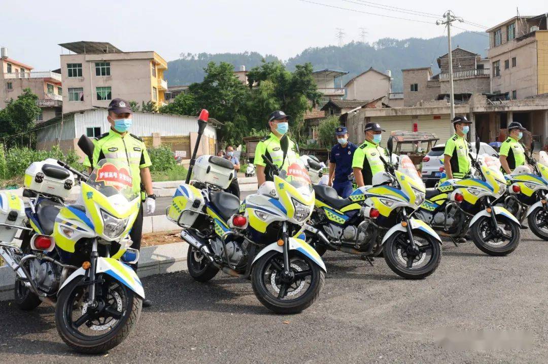 交通秩序井然,考生進出考場便捷,共出動警力1556人次,警車370餘輛次