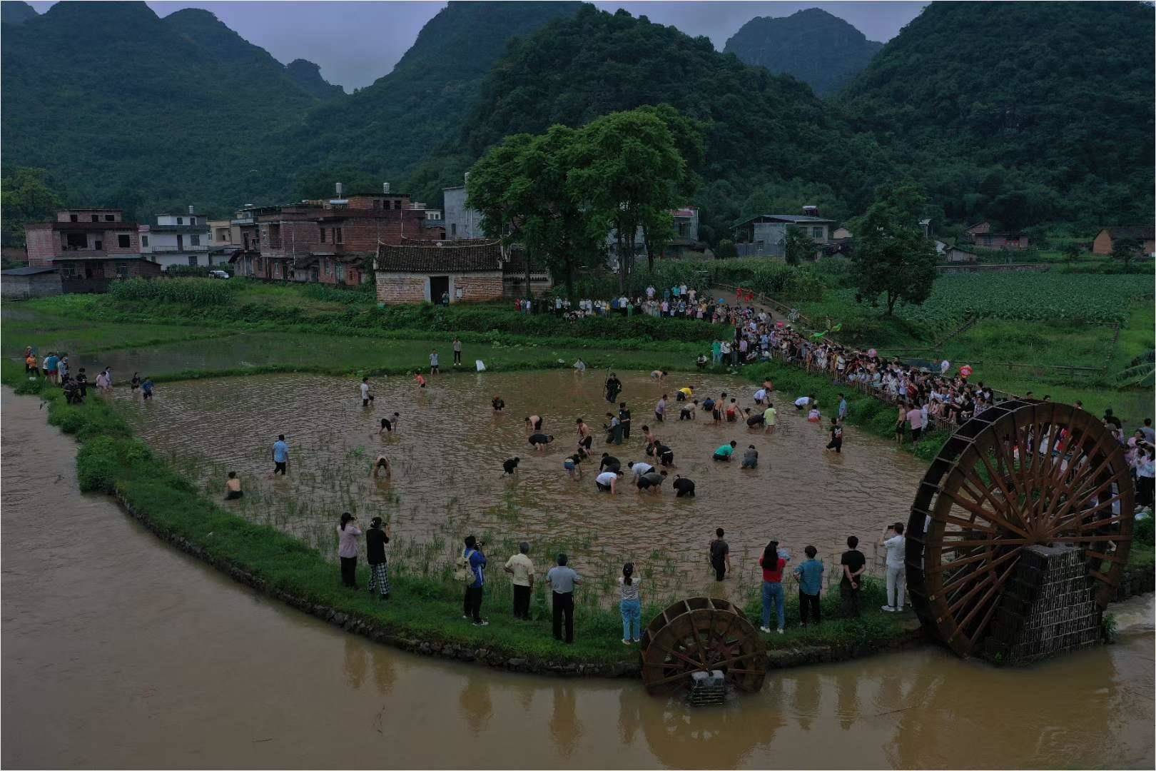 江永勾蓝瑶寨欢度洗泥节