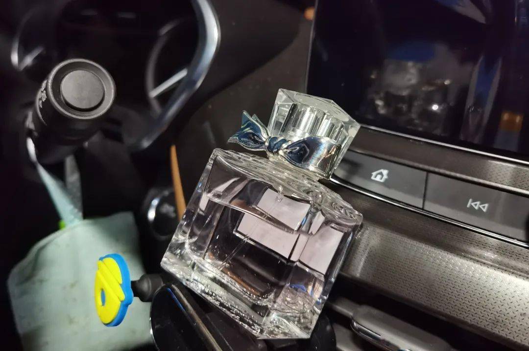 车载香水车主们还要注意:如果是因为烈日暴晒导致打火机爆炸并引燃