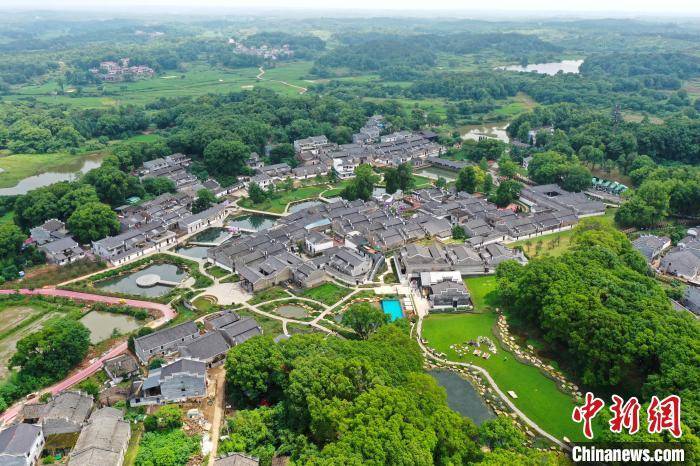 航拍位于江西省吉安市吉州区兴桥镇的钓源古村,古村依山就水,池塘星罗