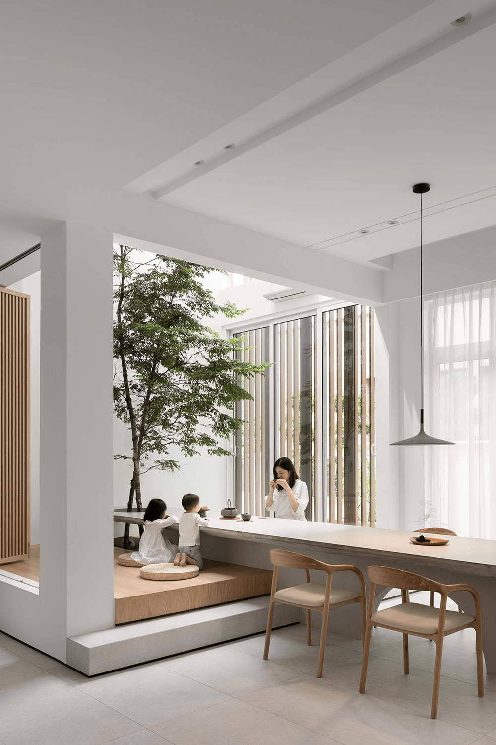 厨房与茶室之间用细木条组成了格栅式的隔断,它的穿透力和空气感给