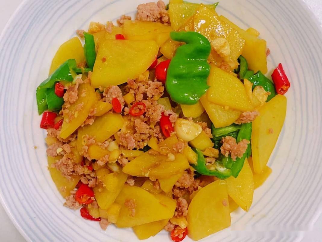 口味绝绝子的三道家常菜推荐:香辣牛蛙,土豆片肉末,香辣鱿鱼干_食材