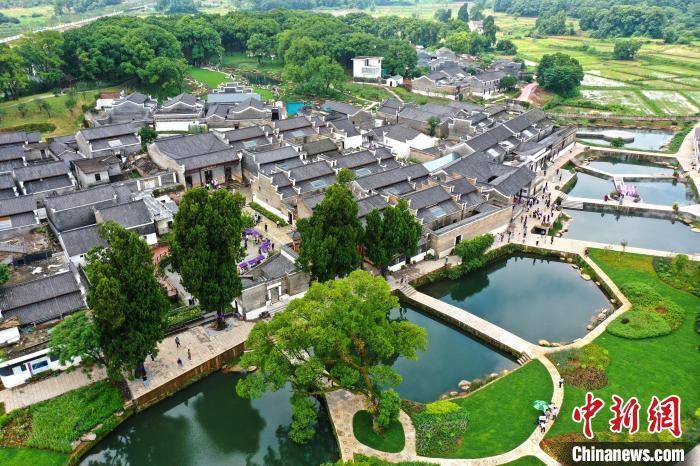 刘占昆 摄航拍位于江西省吉安市吉州区兴桥镇的钓源古村,古村依山就