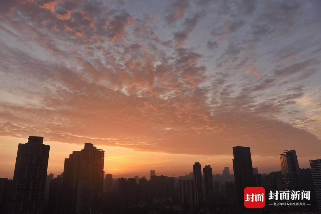 今晨成都天空如同多彩的调色板，美极了！