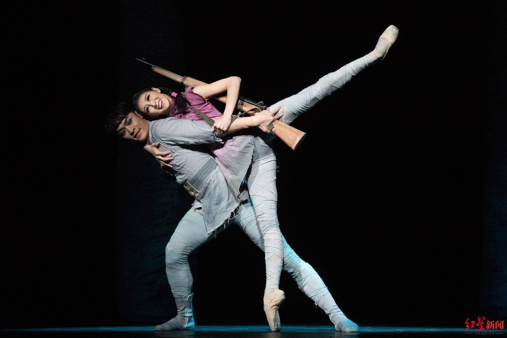 讲述了八位女英雄为了祖国和人民英勇献身的故事:冷云,黄桂清,王惠民