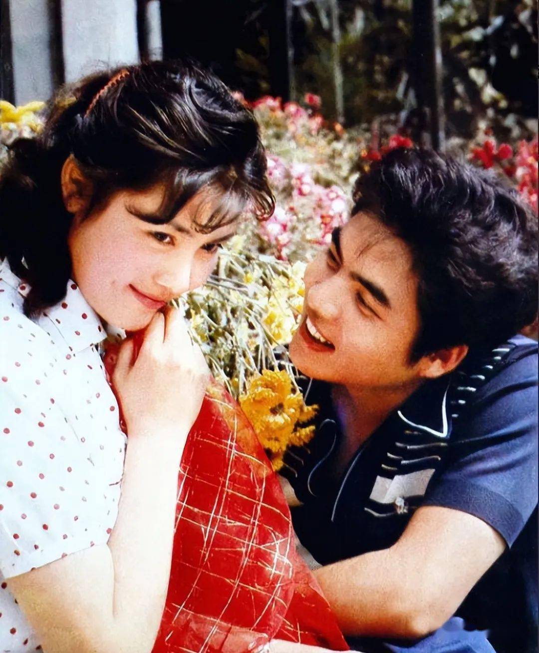 名人轶事68岁红牡丹姜黎黎晒与丈夫近照两人恩爱45年令人羡慕