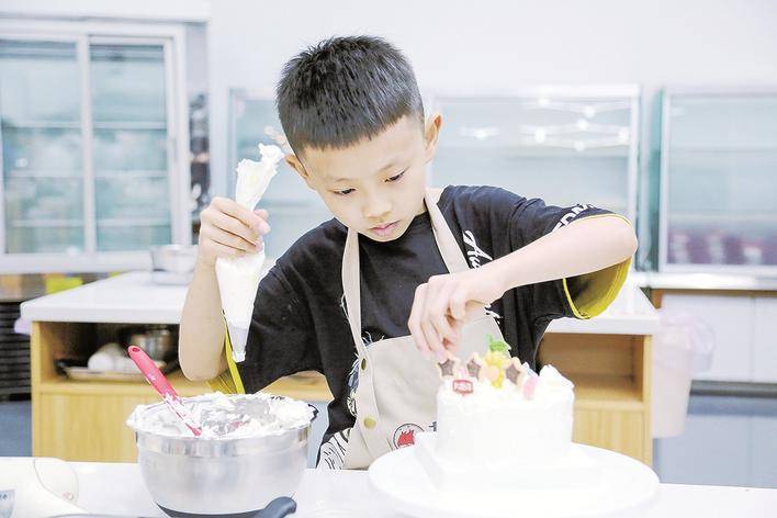萌娃变身"糕点师"_奶油_蛋糕_小朋友
