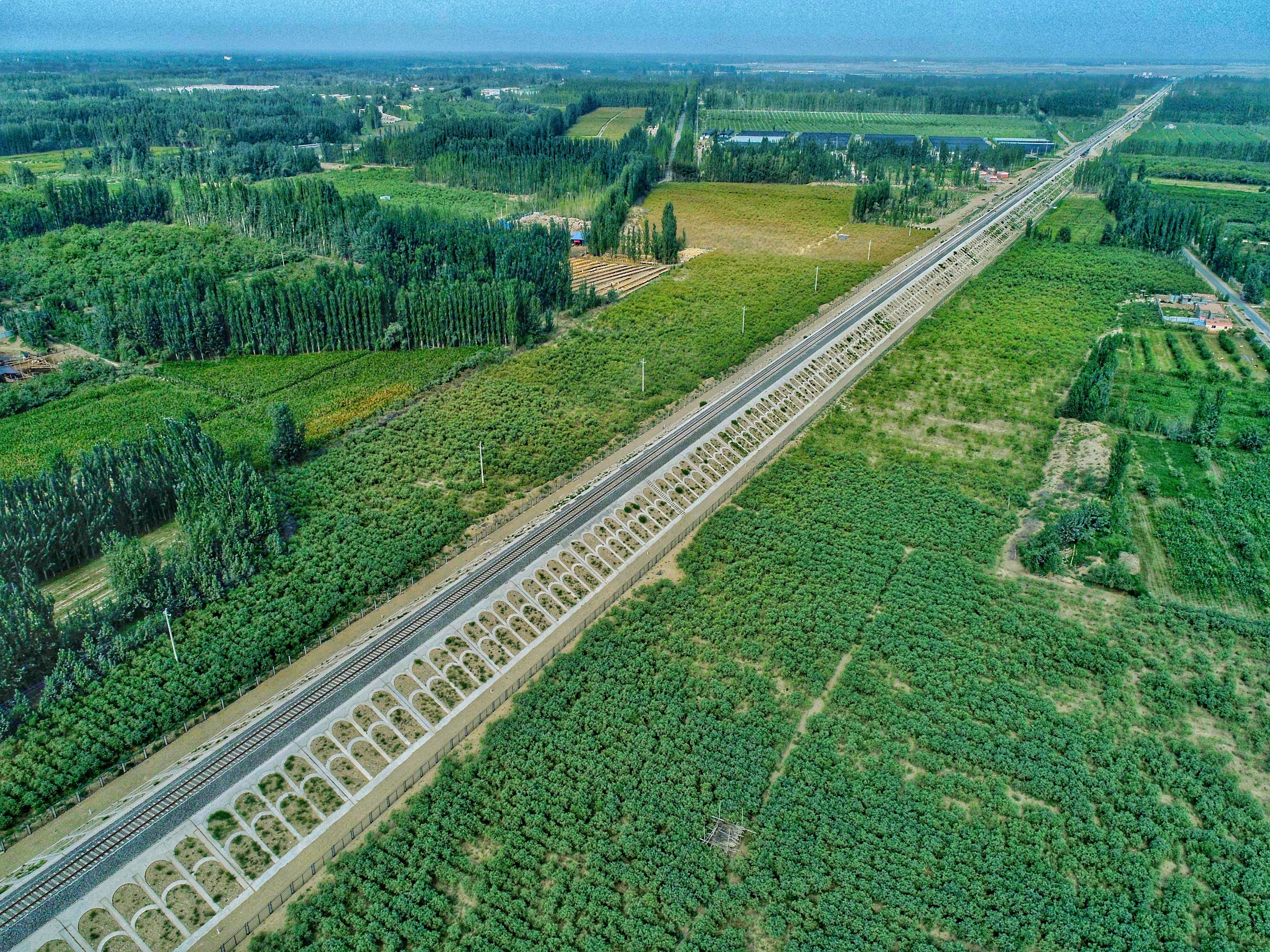 中国交通新闻和田至若羌铁路6月16日开通运营世界首个沙漠铁路环线