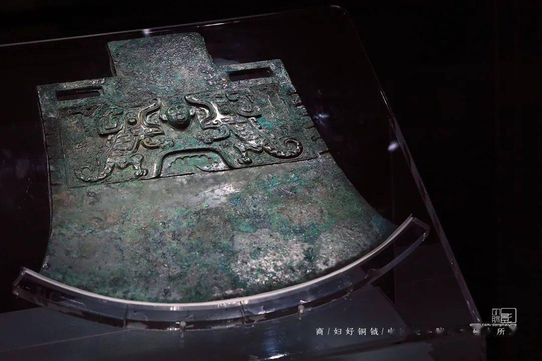 殷墟妇好墓出土中国社科院考古研究所藏▲青铜器上的铭文"妇好"妇好墓