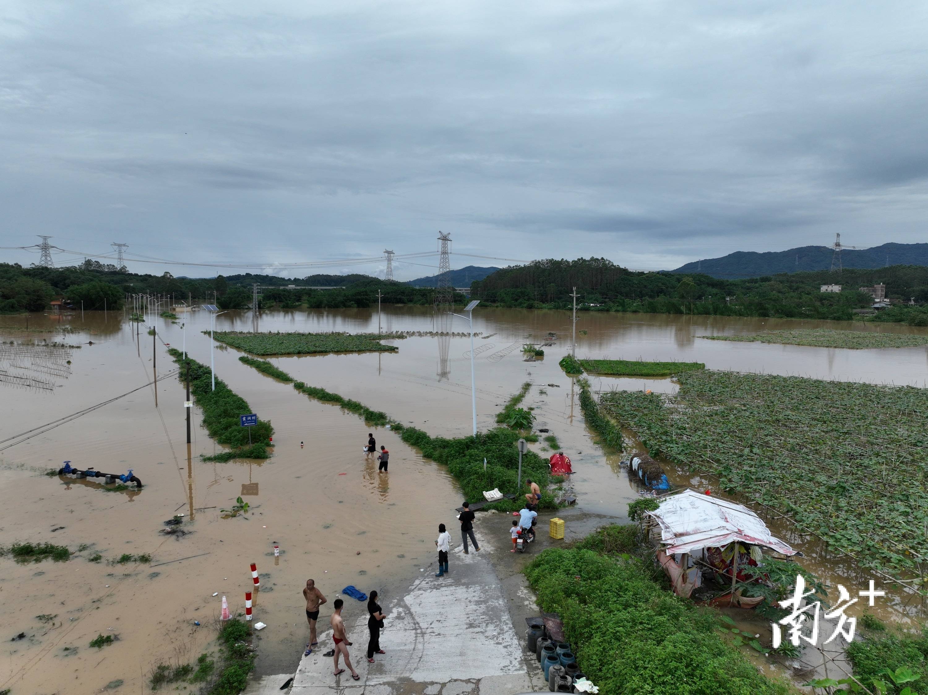 图集丨粤北暴雨,清远飞来峡镇旧岭下洞村被淹