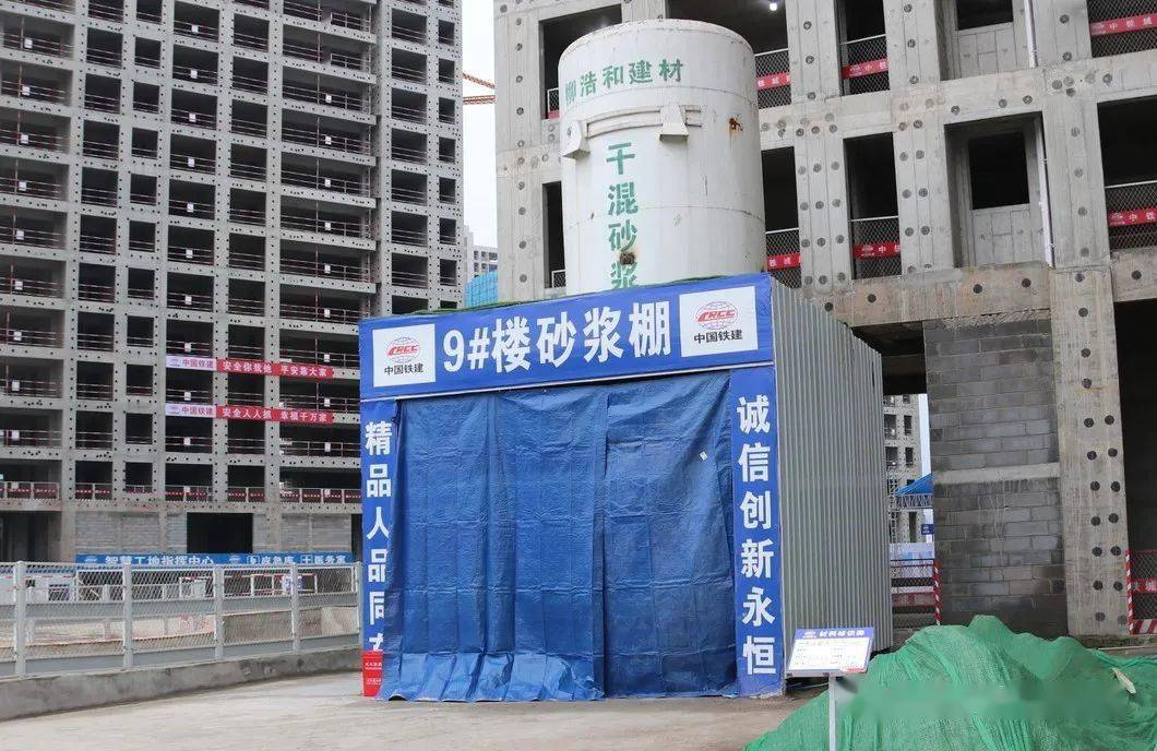 出入口门禁系统项目大门现场采用了封闭式门禁管理系统,扬尘控制系统