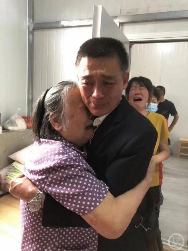 青海男子时隔57年寻回亲生父母,母亲哭诉"我亏欠你了"_铁人_养父母