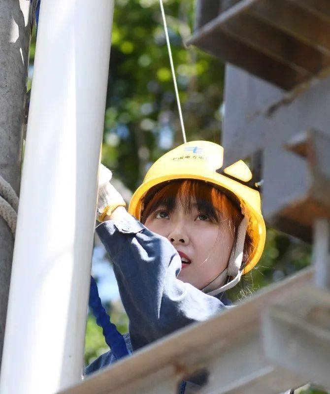 10分钟完成高空作业,95后深圳"爬杆"小姐姐太飒了!_李培绮_工作_女生