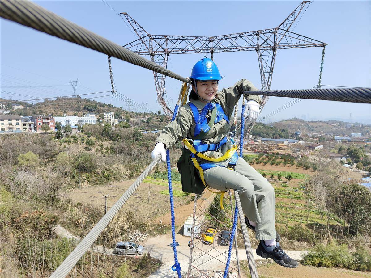 80米的高空,输电工人在超高压线