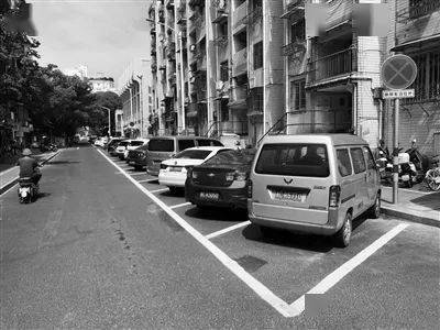 下吕浦片区优化停车位,把横向双排车位改为单排斜停车位辖区交警表示