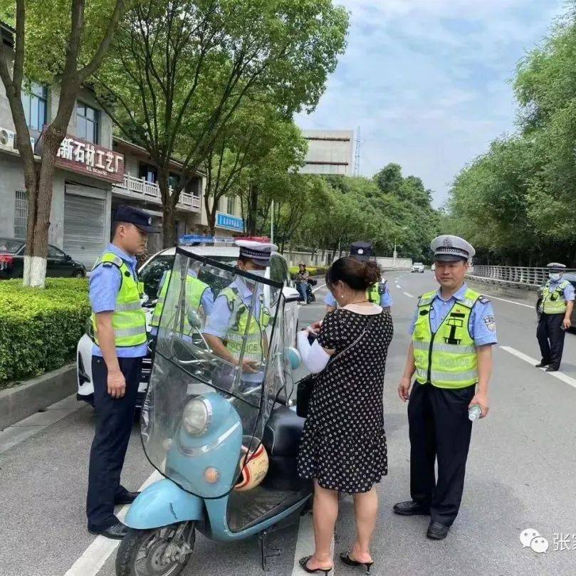 【分享】全市开展摩托车、电动车道路交通违法联合整治公安特警、派出所、交警全员参与张家界重点路口 1638