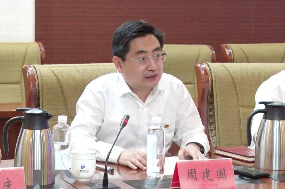 周建国从做好营运主业,全心全意当好百姓"专职司机";坚守"疫"线,筑牢