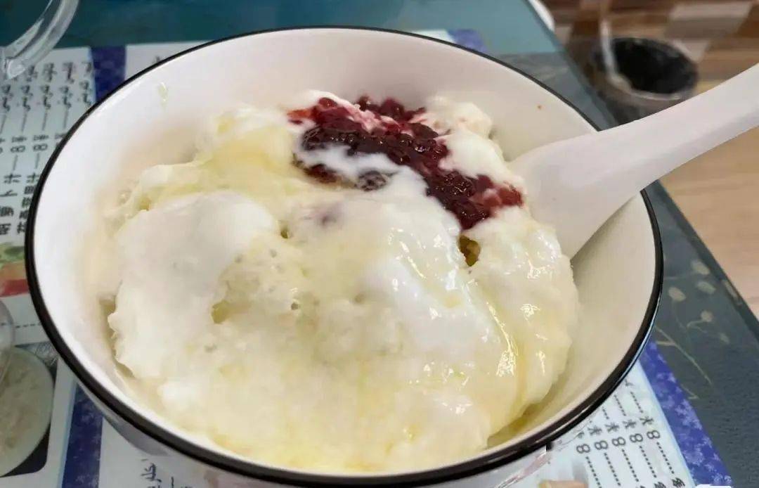 j"沙朗多克"是一种独特的刨冰酸奶将冰块打碎,倒入碗中再加入酸奶和